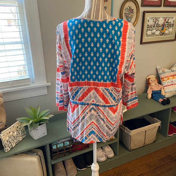 Tolani Collection woven v neck top with asymmetric hem - Picture 6 of 8